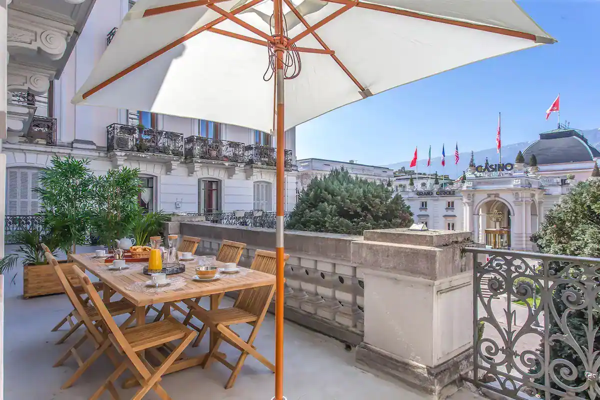 terrasse et ses équipements, vue sur le casino