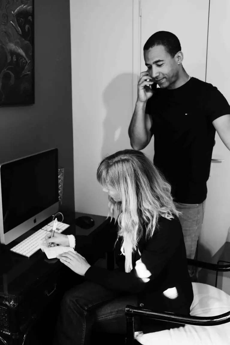 Photo des dirigeants de La Conciergerie de Savoie en train de s'occuper des locations Airbnb de leur client en savoie