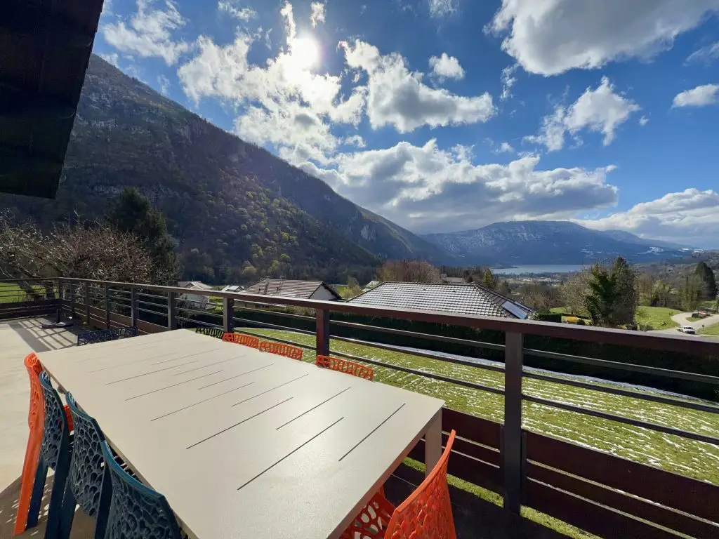 vue du balcon, table et chaises