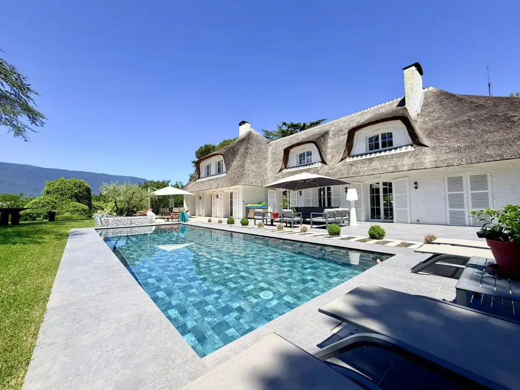 piscine, villa et équipements extérieurs