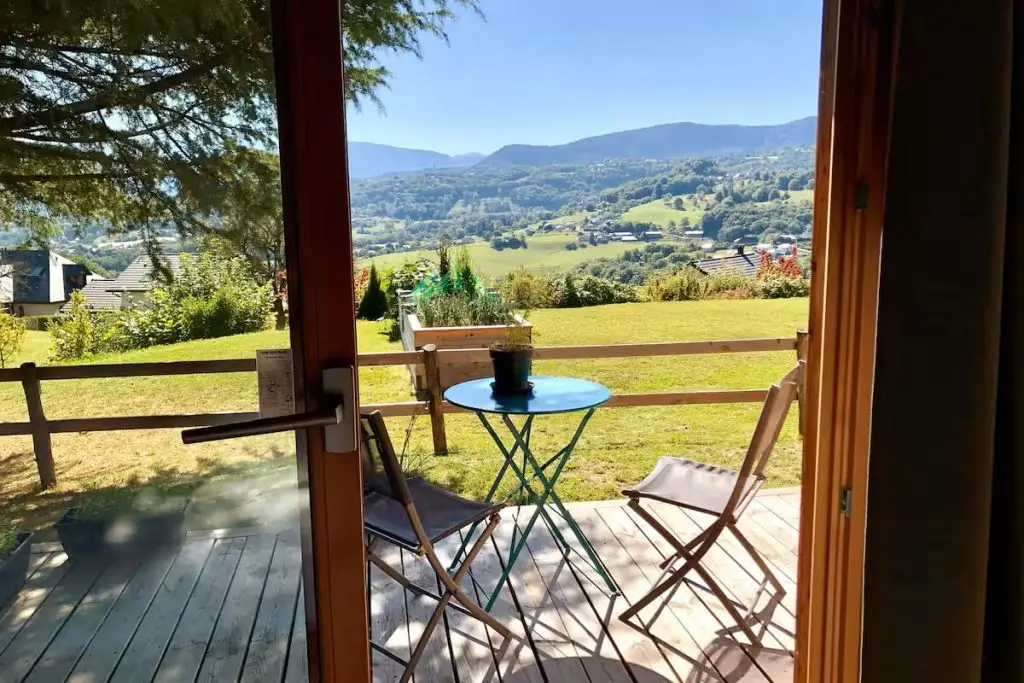 vue de puis le studio de la terrasse et des montagnes de chartreuse