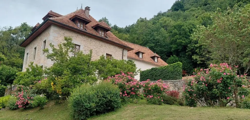 Vue de la maison de charme à Yenne en location courte durée par La conciergerie de Savoie