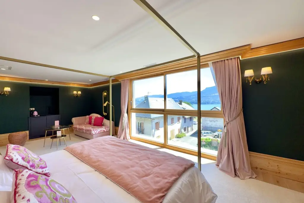 vue global de la suite avec lit King size, canapé, table basse, évier, grand baie vitrée