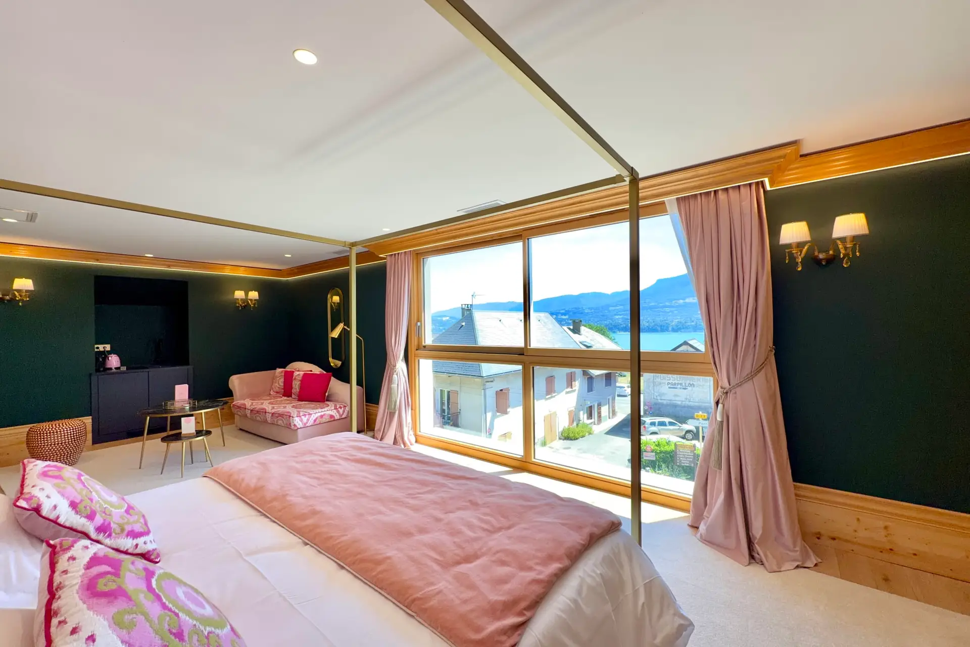 vue global de la suite avec lit King size, canapé, table basse, évier, grand baie vitrée