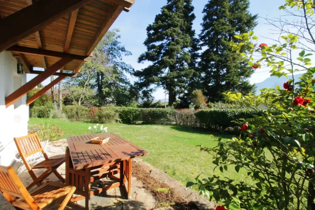 vue du jardin et de la terrasse avec table et 2 chaises