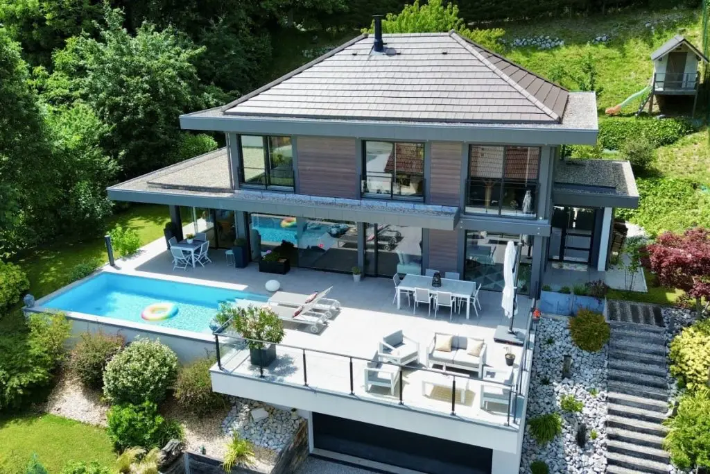 vue aérienne de la villa avec entrée, terrasse et piscine