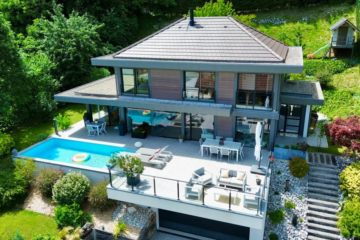vue aérienne de la villa avec entrée, terrasse et piscine