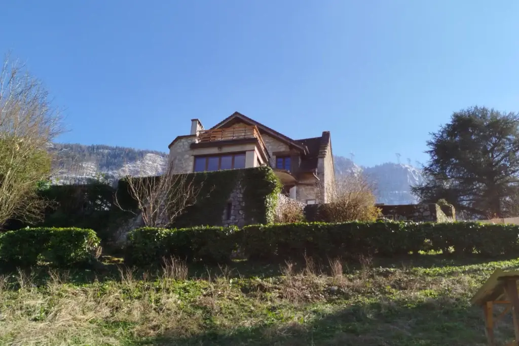 vue depuis le jardin de la partie arrière de la maison familiale avec terrasse et balcon