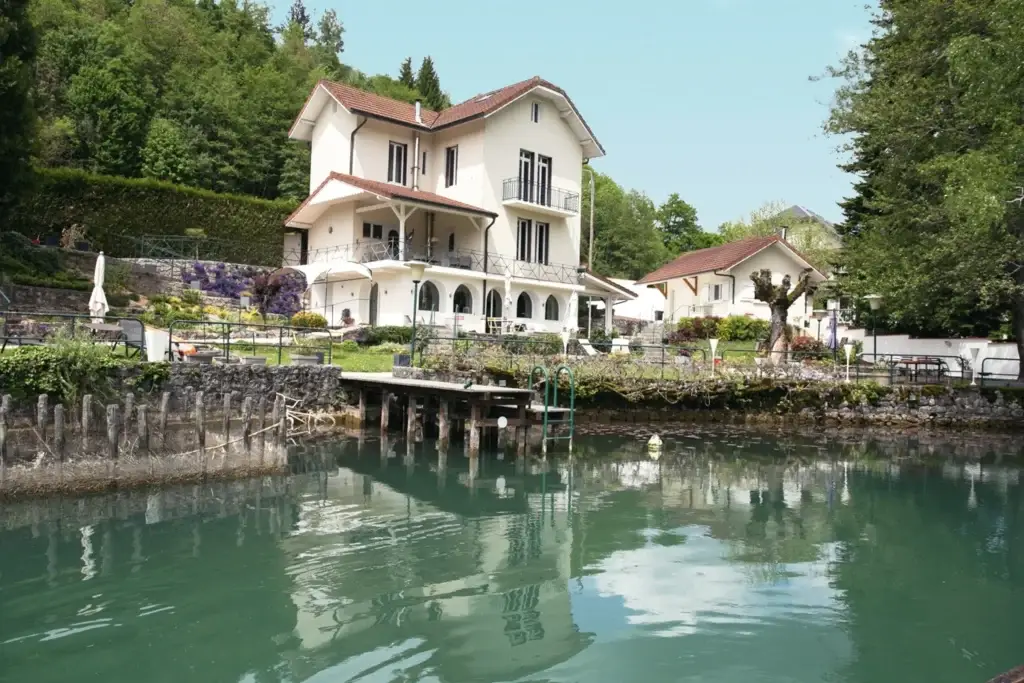 Villa Les nénuphar au bord du canal et son ponton en gestion par la conciergerie de Savoie