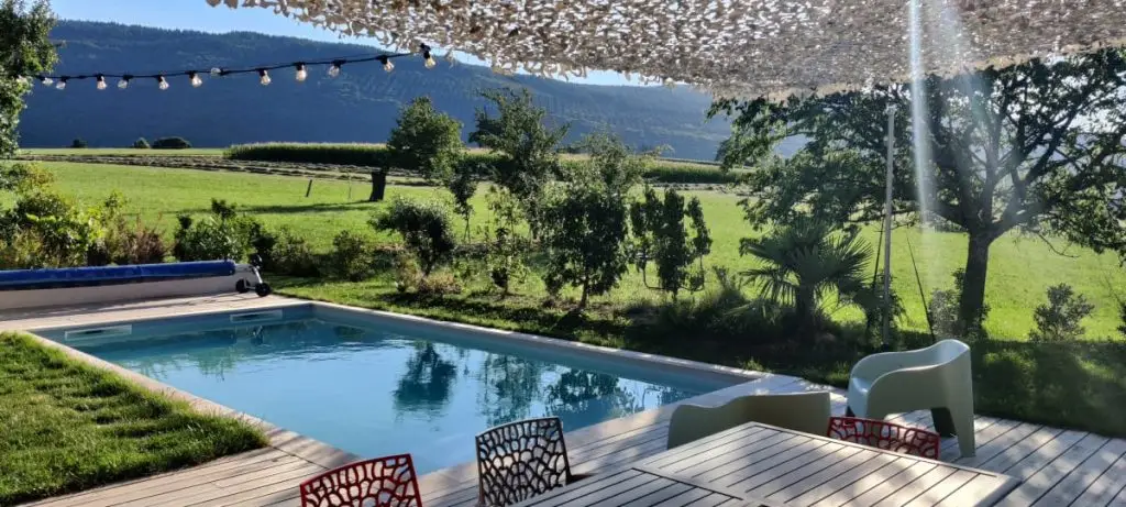 vue sur piscine et montagne depuis la terrasse